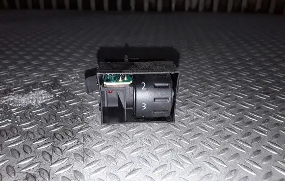 Volkswagen Touareg I Seat heating switch 7L6963570B
