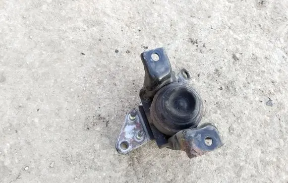 Toyota Corolla E120 E130 Engine mount bracket