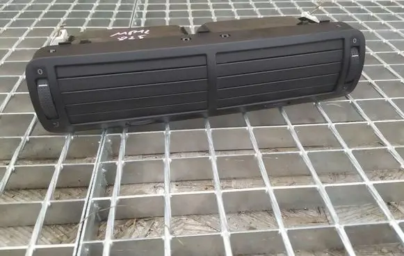 Volkswagen PASSAT B5 Dash center air vent grill 3B0819728A
