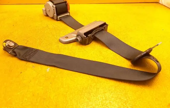 Middle seatbelt (rear)