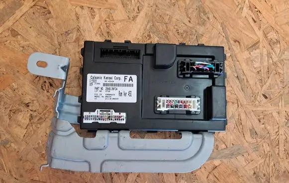 Nissan Leaf I (ZE0) Comfort/convenience module 284B13NF0A 2111BBN009