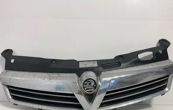 Opel Astra H Front bumper upper radiator grill 13225788 13225789