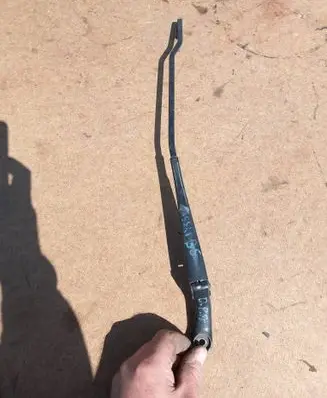 Volkswagen PASSAT B5 Front wiper blade arm 3B1955410