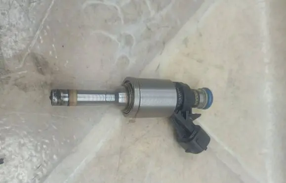 Nissan Juke I F15 Fuel injector 166001KC0A