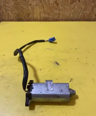 Mercedes-Benz E W211 Steering column adjust motor A2118202642 2118202642