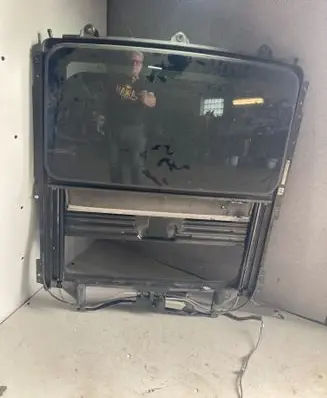 Chevrolet Captiva Sunroof glass 