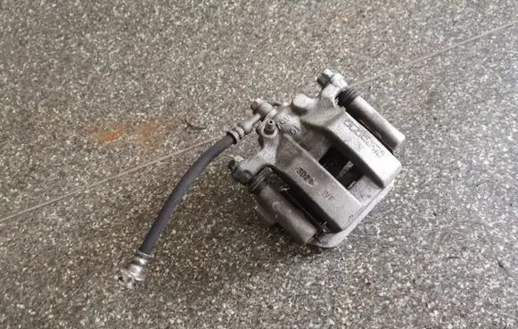 Nissan Leaf I (ZE0) Rear brake caliper