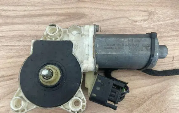 Mercedes-Benz E W211 Front door window regulator motor 0130821971