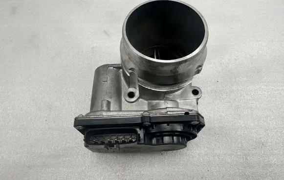 Volvo XC90 Throttle valve 32202650
