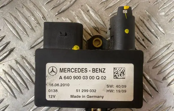 Mercedes-Benz A W169 Glow plug pre-heat relay A6409000300 51299032 16062010