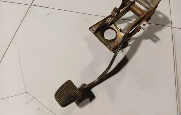 Toyota Land Cruiser (HDJ90) Brake pedal 