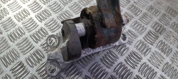 Honda CR-V Engine mount bracket