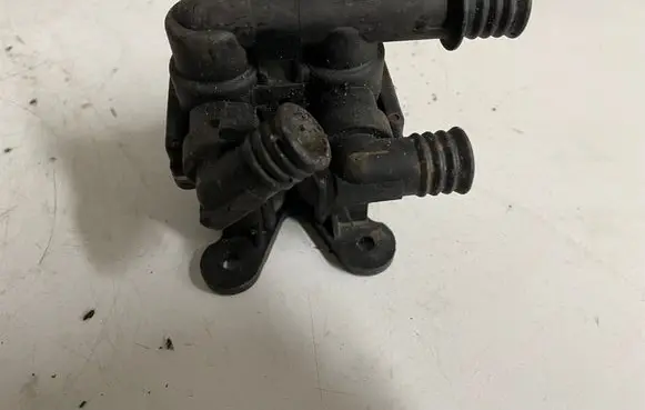 BMW 5 E34 Coolant heater control valve 1382299