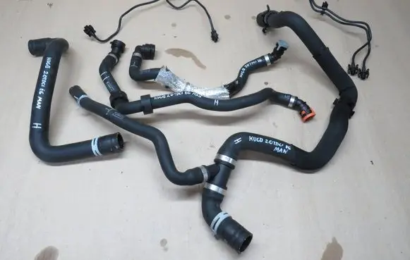 Ford Kuga II Engine coolant pipe/hose 