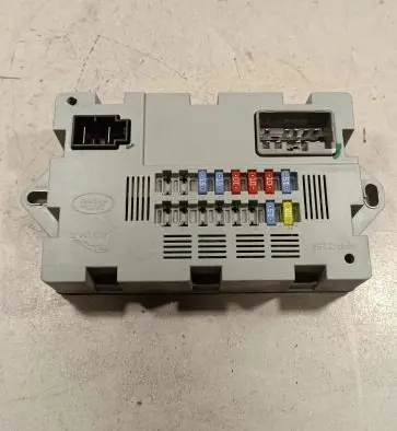 Jaguar XE Fuse module SW71739084