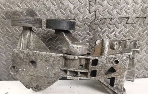 Mercedes-Benz A W169 Generator/alternator bracket A6402021040