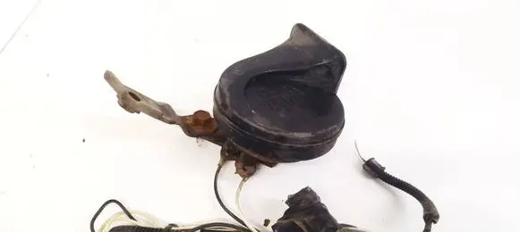 Volkswagen Golf IV Horn signal E335717 A73345