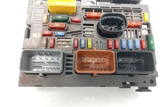 Peugeot RCZ Fuse module 9667044980