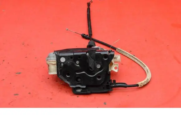 Volkswagen PASSAT CC Front door lock 3C1831015A
