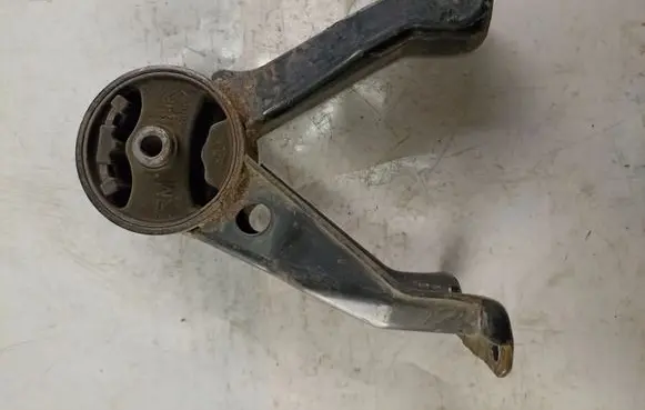 Mitsubishi Grandis Engine mount bracket MR594384