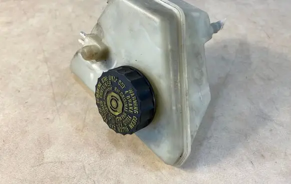 Mercedes-Benz G W461 W463 1st Gen Master brake cylinder A0004301102