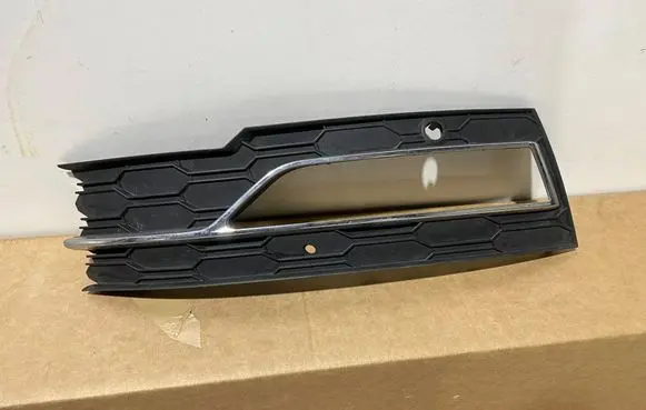 Skoda Superb B8 (3V) Front grill 5E3807681C