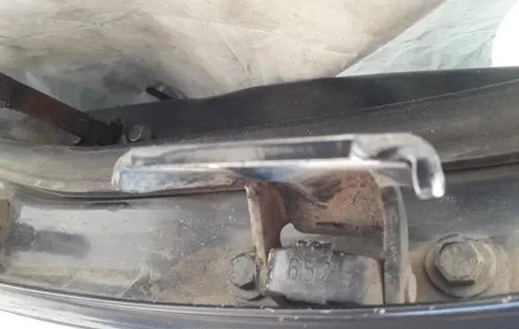 Mitsubishi Carisma Rear door lower hinge