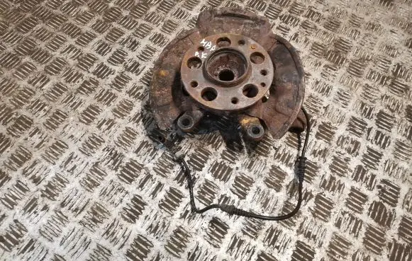 Mercedes-Benz A W168 Front wheel hub 1683301620 A1683301620