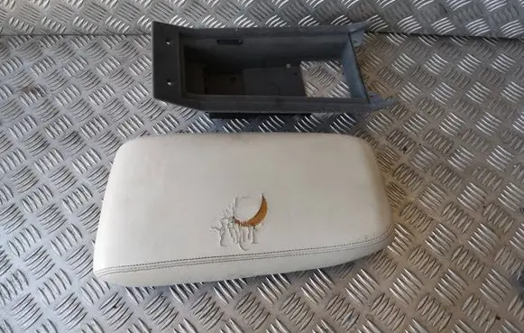 Jaguar XJ X308 Armrest MNC7750AD GJE8580 GJE8580AB