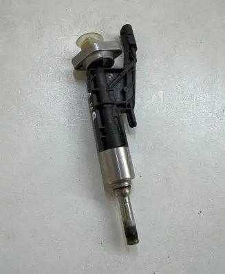 BMW 5 G30 G31 Fuel injector 7639990 10213541 07931