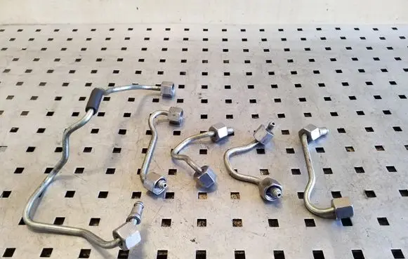 Fuel injector supply line/pipe