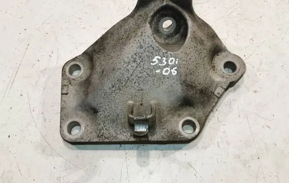 BMW 5 E60 E61 Engine mounting bracket 6768521 2866