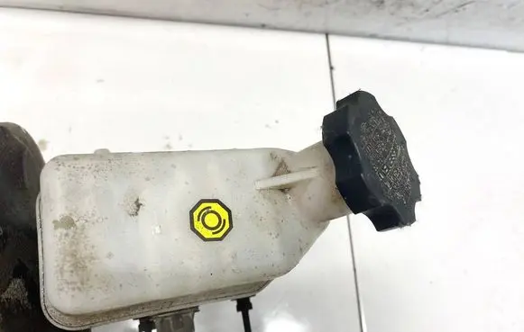 Brake fluid reservoir