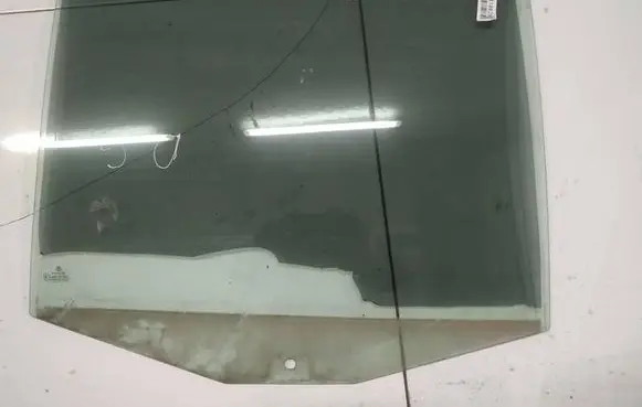 Volkswagen Touran I Rear door window glass as2