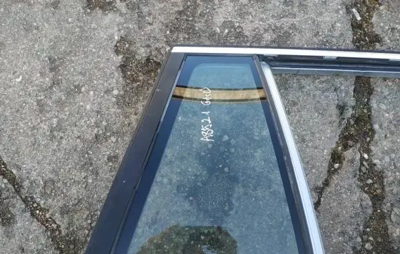 BMW 5 E39 Rear vent window glass 