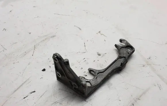 Mercedes-Benz C W204 Air filter cleaner box bracket assembly A6510940127
