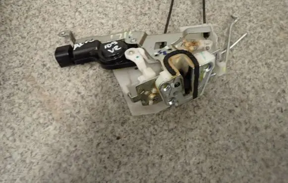 Suzuki Alto Rear door lock