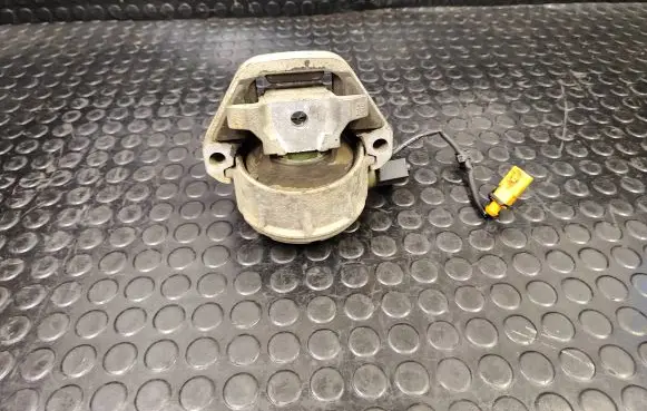 Audi A8 S8 D4 4H Engine mount bracket