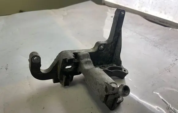 Volvo V40 Engine mounting bracket Av6q9b470bb