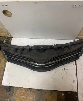 Toyota Yaris Front grill 531010D220 531110D370