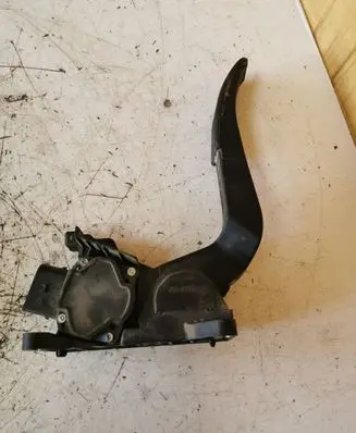 Mercedes-Benz Vito Viano W638 Accelerator throttle pedal A9013000404 0281002335 182401331