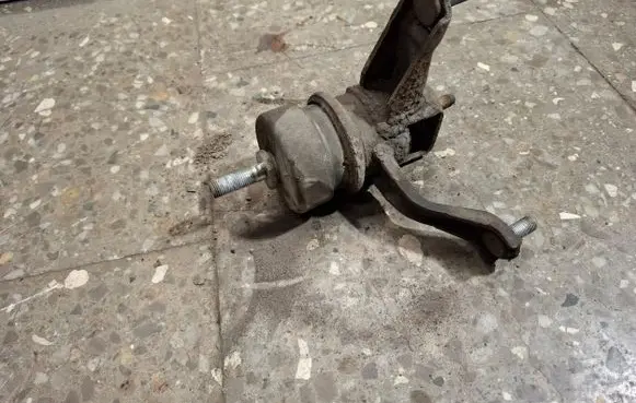 Lexus RX III Engine mount bracket