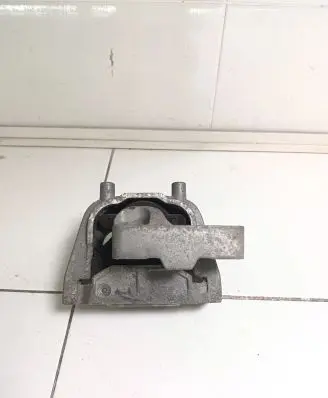 Volkswagen Tiguan Engine mount bracket 5N0199262F