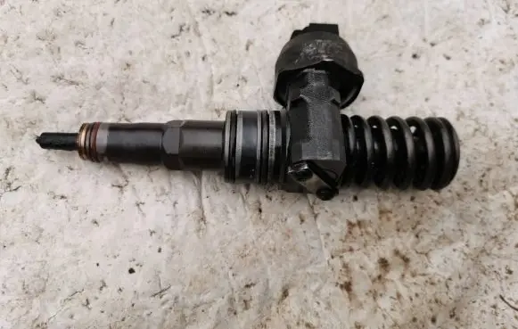 Volkswagen PASSAT B5 Fuel injector 0414720216