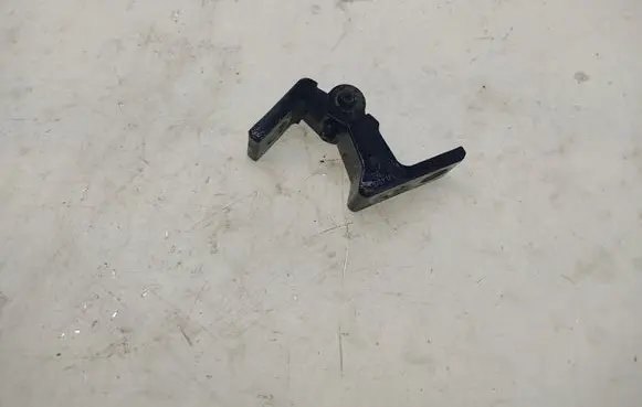 Volkswagen Golf VI Front door lower hinge 5N0831402A