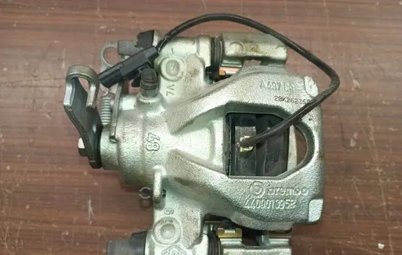 Renault Master III Rear brake caliper 440001395R