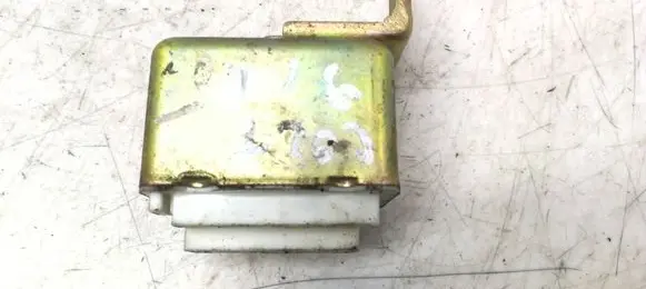 Mitsubishi Colt Fuel pump relay E8T06875 9203