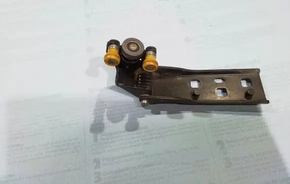 Renault Trafic III (X82) Sliding door middle roller runner 777645238R