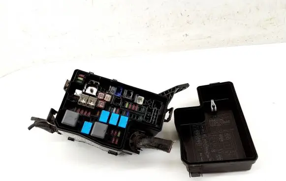 Toyota RAV 4 (XA40) Fuse box set 8266242330 AB2
