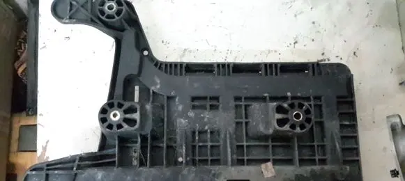 Volkswagen PASSAT B6 Battery tray 1KO915333C